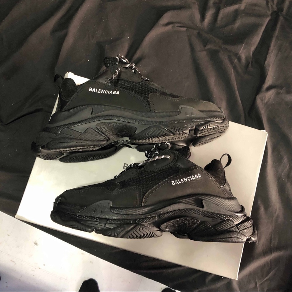 Balenciagas triple s all black